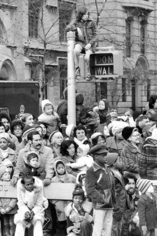 dreng, der sidder på toppen af ​​et krydssignal ved Macys Thanksgiving parade i 1974