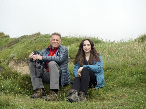 chris packham, megan mccubbin på en klippetop i llangrannog