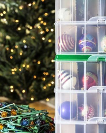 efter feriesæsonen vil juletræet snart komme ned ornamenter og lys vil blive opbevaret indtil næste år farvet lys pærestrenge bliver afviklet, og hvert skrøbelige ornament pakkes sikkert i et individuelt rum inde i stablet plastopbevaring skraldespande