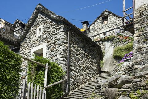 Schweiz, Ticino, Corippo, typiske naturstenhuse