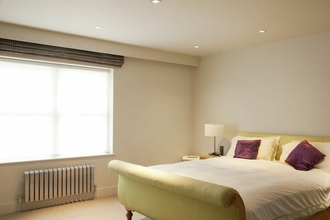 Seng og radiator i moderne soveværelse