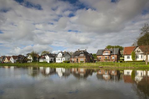 Bybillede set fra Ribe-floden, Ribe, Jylland, Danmark