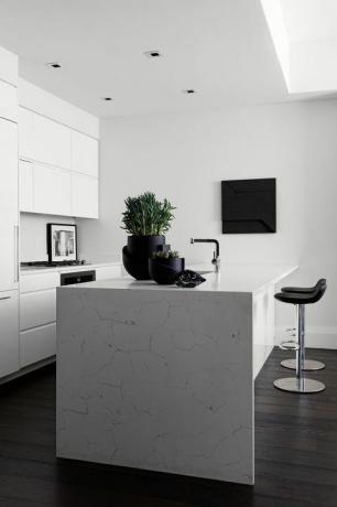 køkken, hvid marmor bordplade hvide skabe, sorte barstole
