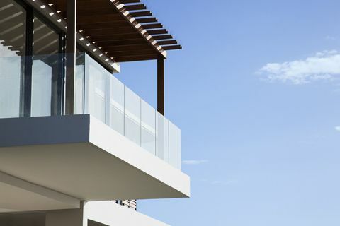 Glas balkon på moderne hus