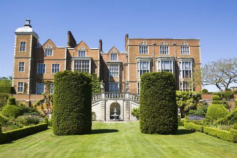 Hatfield House er et engelsk stateligt hjem i en stor 42 hektar stor park i hertfordshire vist her er den østlige facade og haver, som kun lejlighedsvis åbnes i jacobestilen palæ blev bygget af robert cecil i 1611 og har været i cecil-familien lige siden det spektakulære sted og arkitektur har gjort det til et must for mange film, herunder shakespeare i kærlighed, batman og batman ii, guldalderen og mange andre dronning elizabeth jeg tilbragte meget af sit tidlige liv i bopæl på hatfield siges at det er her hvor 'jomfru dronningen', mens hun sagde, at hun sad under et egetræ i parken i vores herres år 1558, lærte hun, at hun var blevet dronning af England og Irland, efter hendes halvsøster, Mary god kopi plads