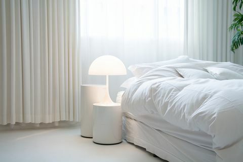 Bordlampe i soveværelsets hjørne