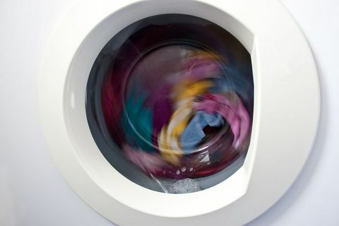 Farverigt tøjvask spinding i vaskemaskine.