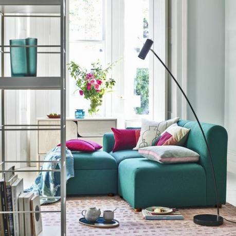 stue med blågrøn sofa