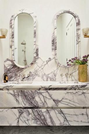 badeværelse med marmor forfængelighed