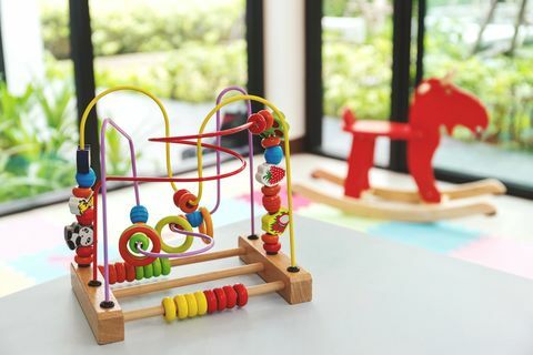 Nærbillede af legetøjet på bordet i legeskolen