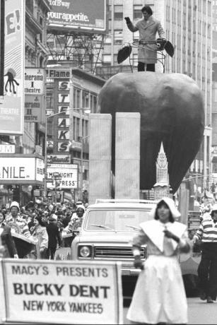 new york yankees bucky dent rider på toppen af ​​det store æbleflyder ved Macys parade i 1978