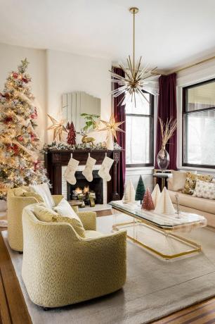 en stue med pejs og juletræ