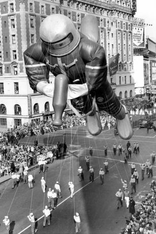 heliumfyldt gummirummand, 70 fod høj, ved Macys Day parade i 1953