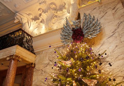 London EDITION-hotellet afslører folkloristisk designet juletræ oprettet af sætdesigner og kunstdirektør Simon Costin