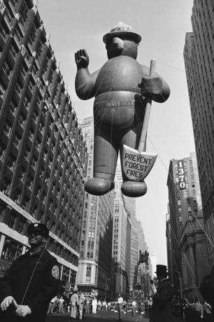 røgbjørneballon ved Macys Thanksgiving Day parade i 1966