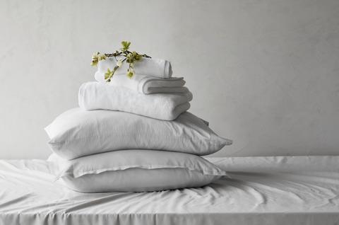 stak tyrkisk bomuldssengetøj på sengen