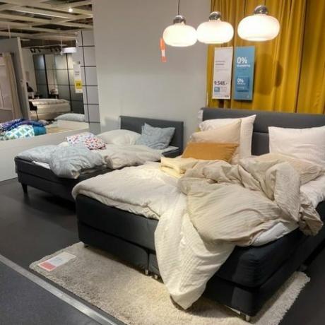 ikea shoppere og personale sneede ind i danmark butik