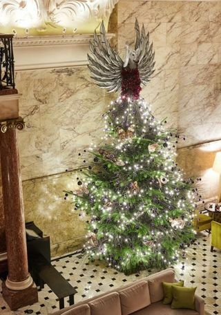 London EDITION-hotellet afslører folkloristisk designet juletræ oprettet af sætdesigner og kunstdirektør Simon Costin