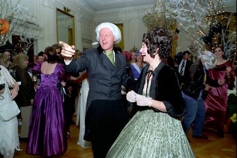 dette fotografi er af præsident bill clinton og førstedame hillary rodham clinton klædt ud som præsident og førstedame james og dolley madison til en halloween-fest i det hvide østrum hus