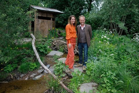 bedste udstillingshavedesignere lulu urquhart og adam hunt poserer i deres 'rewilding great britain landscape'-have ved rhs chelsea flower show 2022, tirsdag den 24. maj 2022 rhs luke macgregor