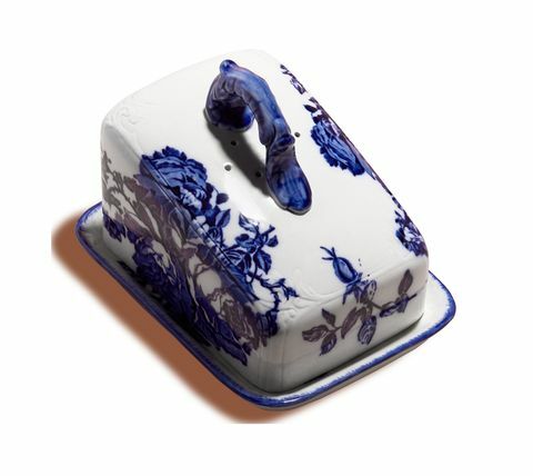 et blåt og hvidt overtrukket ostebord af porcelæn