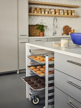 kølestativ med bageplader fulde af småkager, gemt væk på en køkkenø