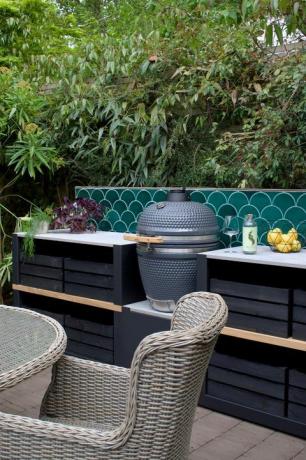 udendørs køkken, gusto charcoal bbq af grillo﻿ havedesign af ﻿pollyanna wilkinson have design