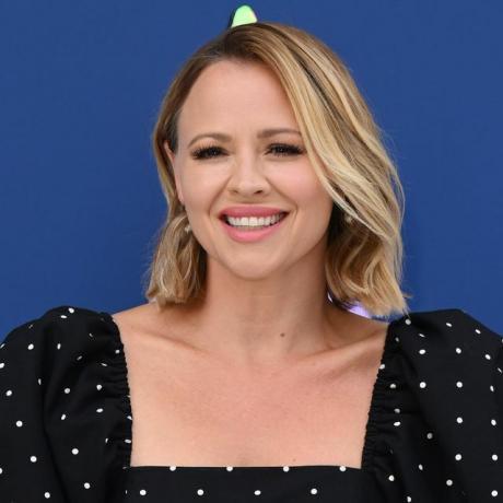 kimberley walsh i en sort plettet kjole