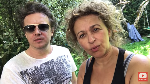 Nadia Sawalha og mand Mark Adderley - garden sos vlog - YouTube-dagbog