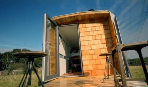 Channel 4 - George Clarke's Amazing Spaces - kvægtrailer - luksuscamping - terrassebord