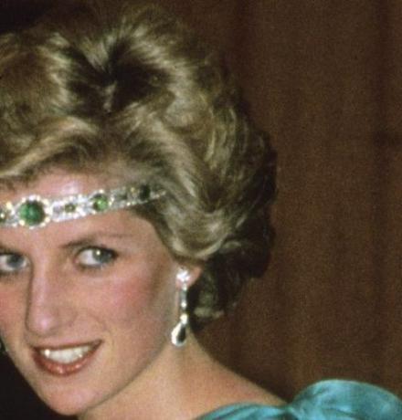 melbourne, australien 31. oktober prins charles, prins af wales og diana, prinsesse af wales iført en grøn satin aftenkjole designet af david og elizabeth emanuel og en smaragdkæde som pandebånd, deltag i en gallamiddagsdans på det sydlige kryds hotel den 31. oktober 1985 i melbourne, australien foto af anwar husseingetty billeder