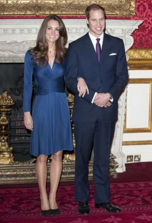 dress-lignende-Kate-Middleton-engagement-billeder