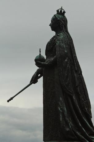 statue af dronning victoria mod himlen