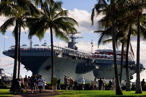 Turister besøger USS Arizona Memorial Museum kl