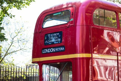 Rød London Bus tager folk til Chelsea Flower Show, London, UK