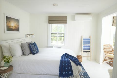 hvidt soveværelse med blå accenter